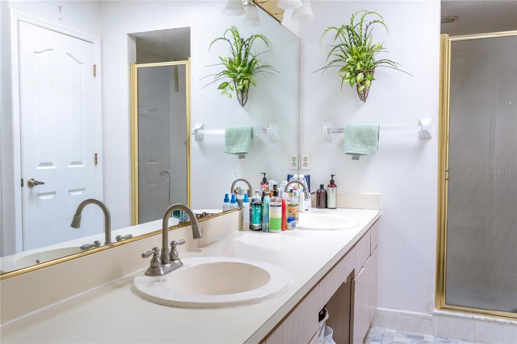 待售: $329,000 (4 贝兹, 2 浴室, 2206 平方英尺)