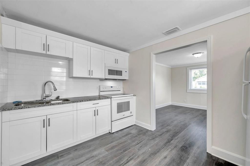 Active With Contract: $1,700 (1 beds, 1 baths, 672 Square Feet)