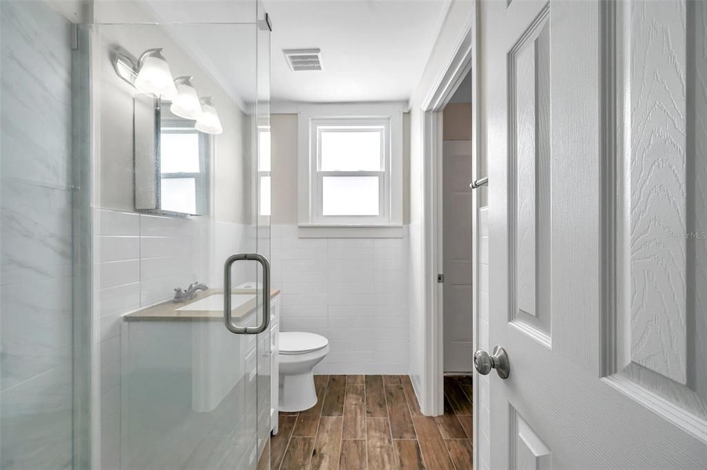 Active With Contract: $1,700 (1 beds, 1 baths, 672 Square Feet)