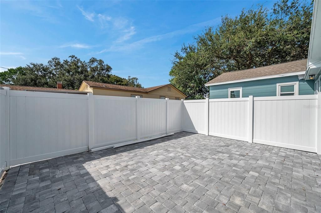 Active With Contract: $1,700 (1 beds, 1 baths, 672 Square Feet)