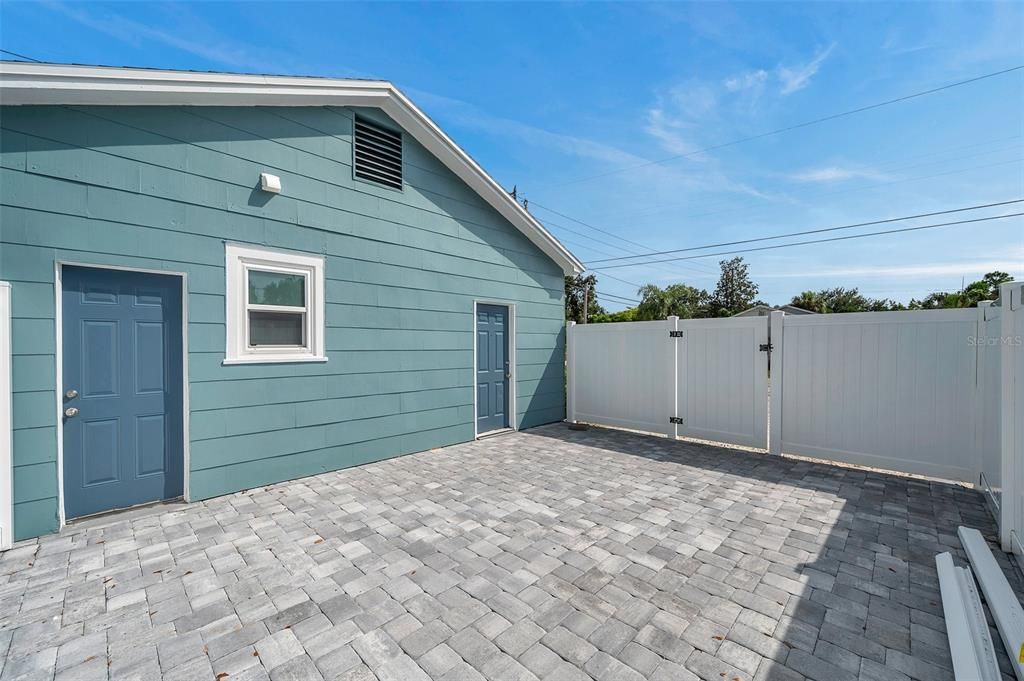 Active With Contract: $1,700 (1 beds, 1 baths, 672 Square Feet)