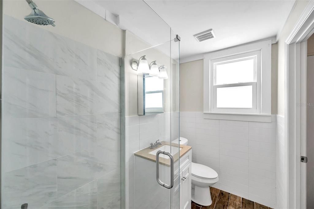Active With Contract: $1,700 (1 beds, 1 baths, 672 Square Feet)