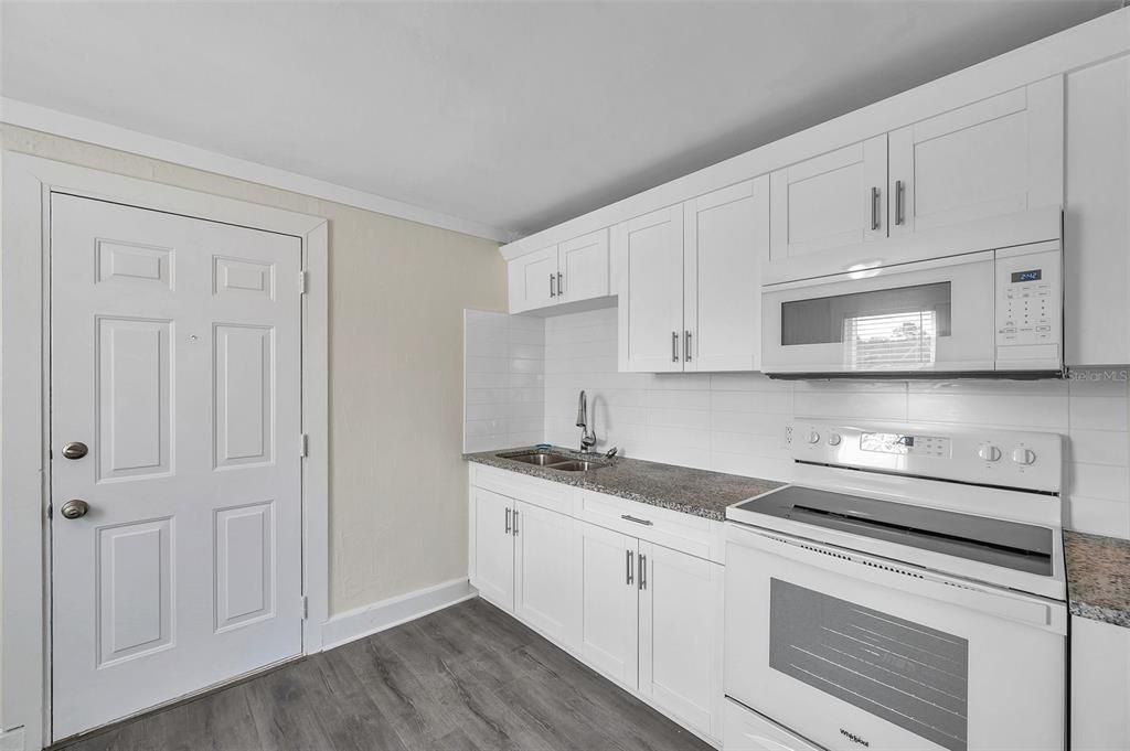 Active With Contract: $1,700 (1 beds, 1 baths, 672 Square Feet)