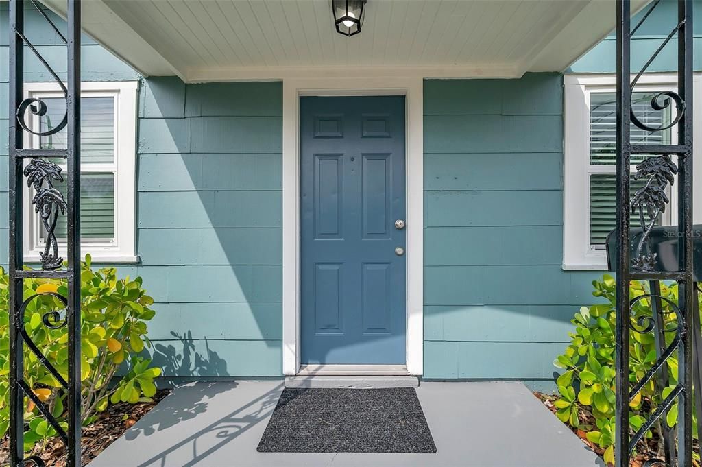 Active With Contract: $1,700 (1 beds, 1 baths, 672 Square Feet)