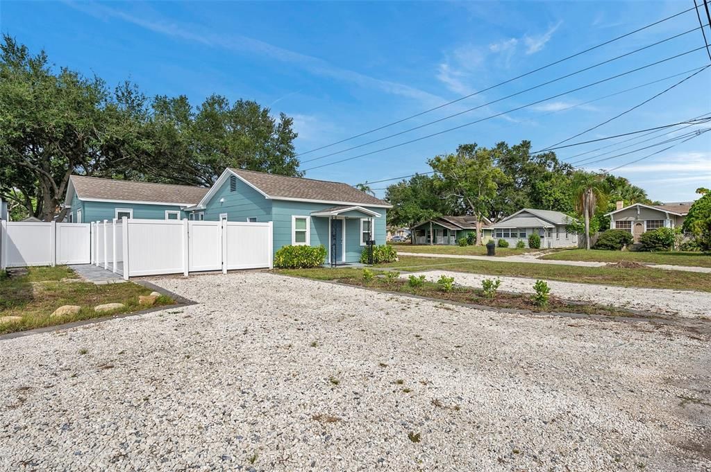 Active With Contract: $1,700 (1 beds, 1 baths, 672 Square Feet)