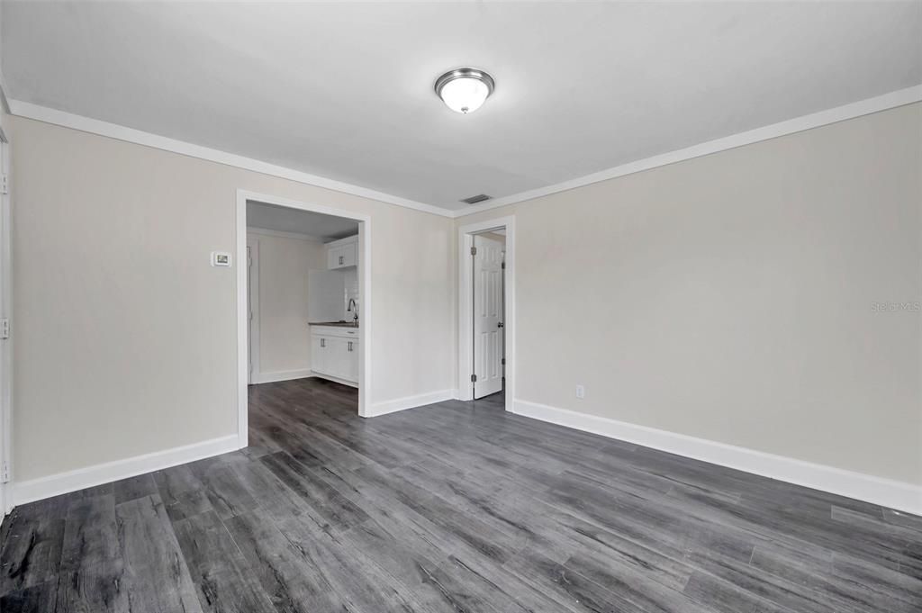 Active With Contract: $1,700 (1 beds, 1 baths, 672 Square Feet)