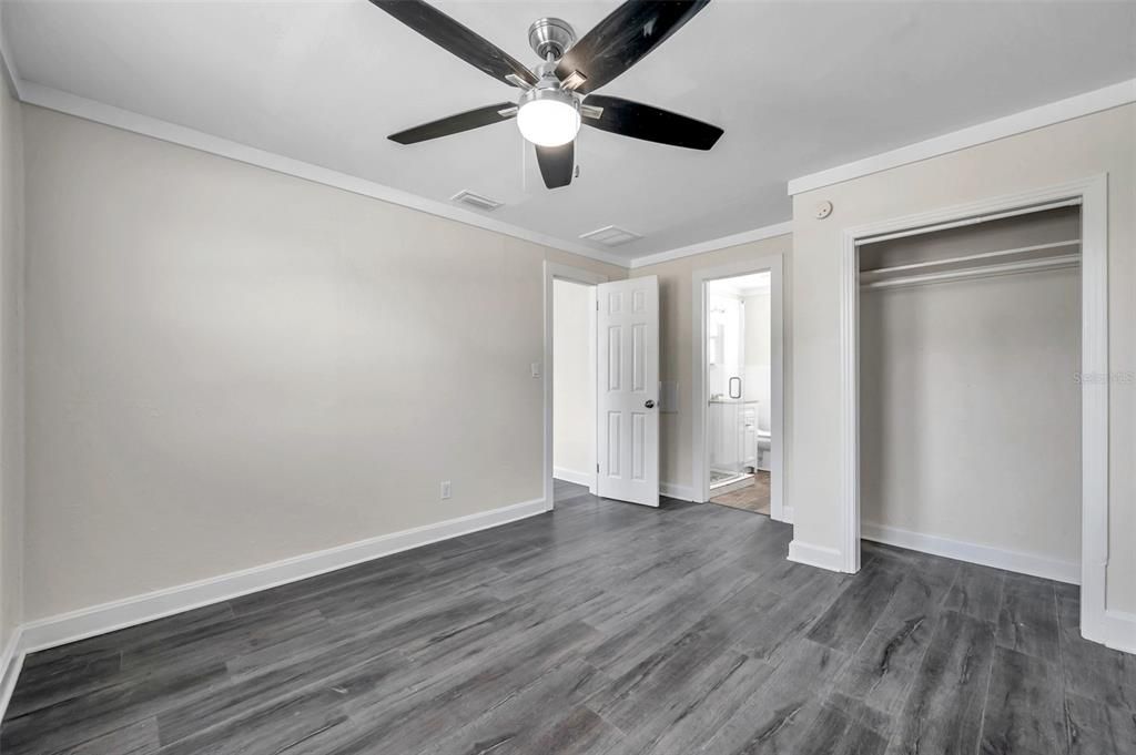 Active With Contract: $1,700 (1 beds, 1 baths, 672 Square Feet)