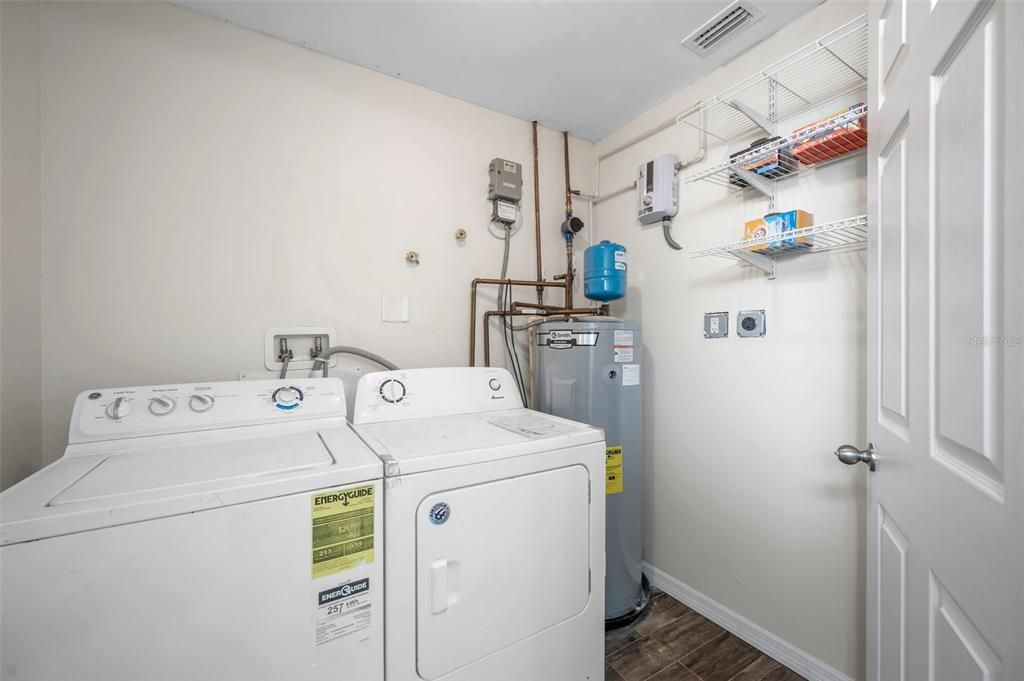 Active With Contract: $1,700 (1 beds, 1 baths, 672 Square Feet)