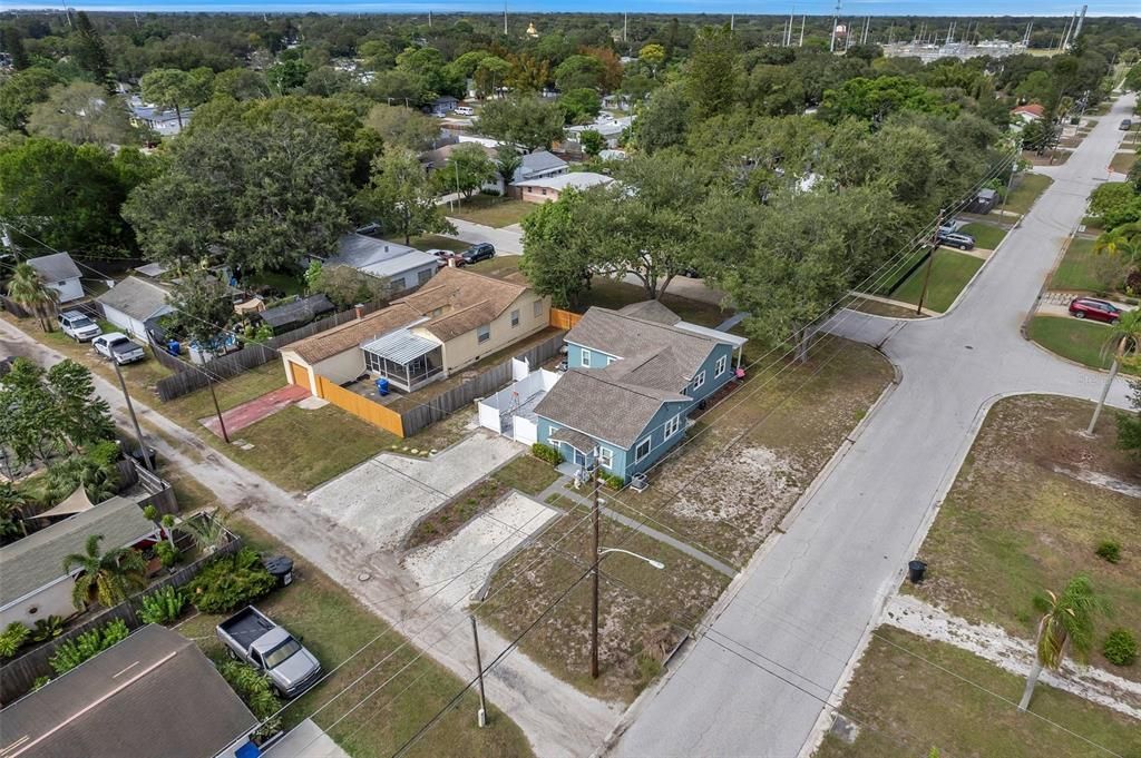 Active With Contract: $1,700 (1 beds, 1 baths, 672 Square Feet)