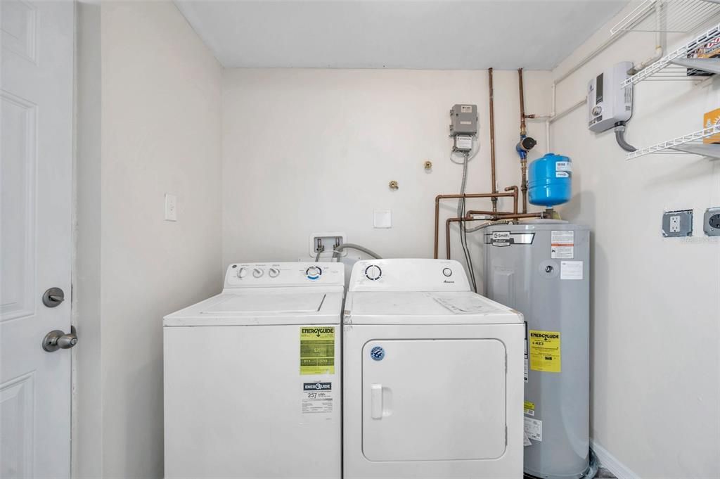 Active With Contract: $1,700 (1 beds, 1 baths, 672 Square Feet)