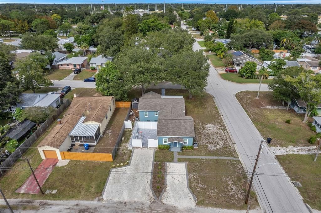 Active With Contract: $1,700 (1 beds, 1 baths, 672 Square Feet)