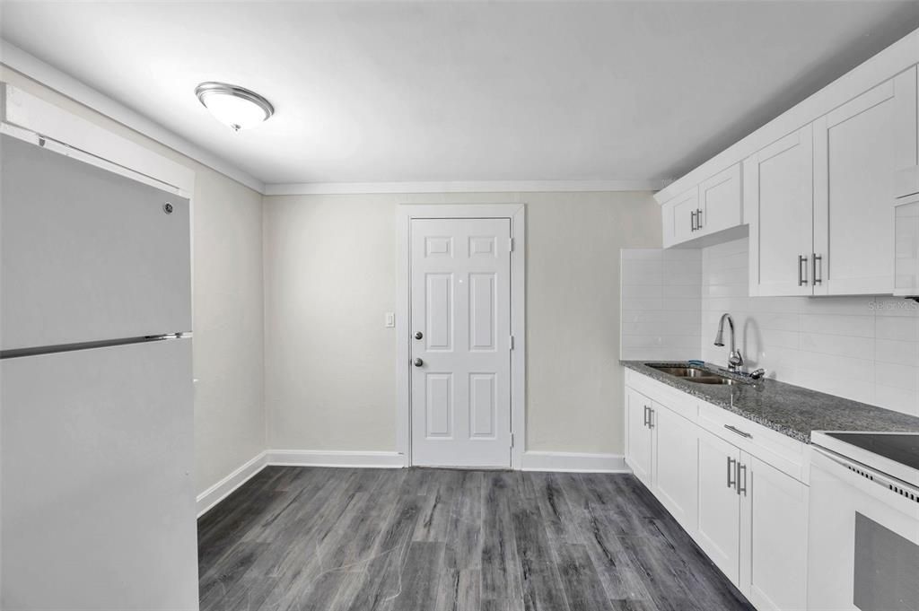 Active With Contract: $1,700 (1 beds, 1 baths, 672 Square Feet)