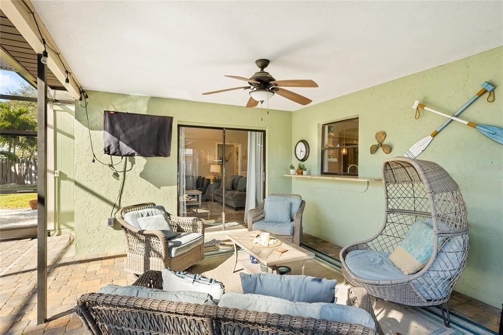 For Sale: $575,000 (4 beds, 2 baths, 1621 Square Feet)