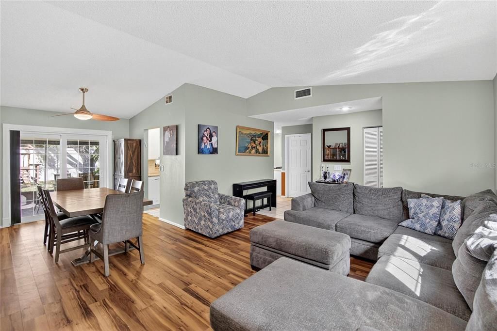 На продажу: $449,900 (3 спален, 2 ванн, 1575 Квадратных фут)