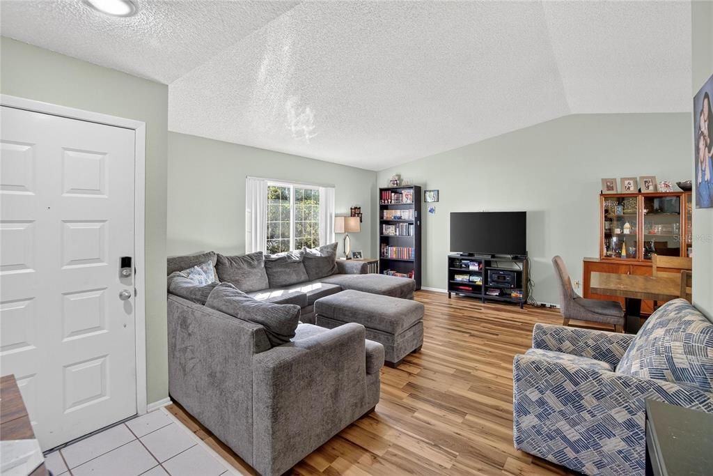 На продажу: $449,900 (3 спален, 2 ванн, 1575 Квадратных фут)