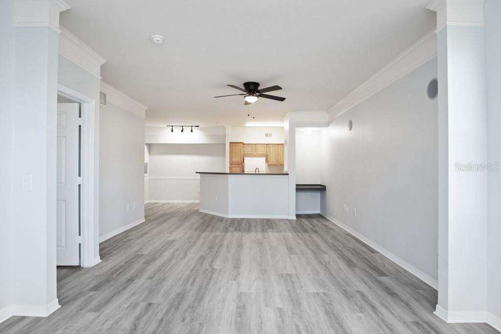 For Sale: $159,900 (1 beds, 1 baths, 945 Square Feet)