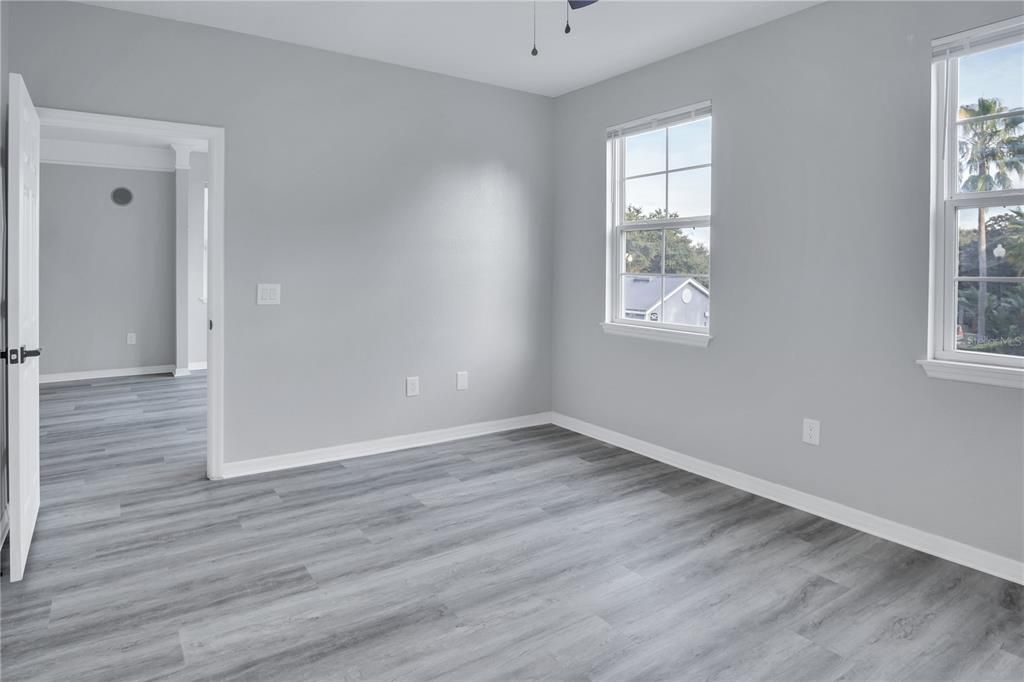 For Sale: $159,900 (1 beds, 1 baths, 945 Square Feet)