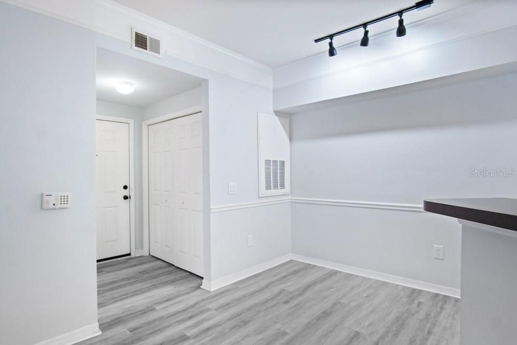 For Sale: $159,900 (1 beds, 1 baths, 945 Square Feet)