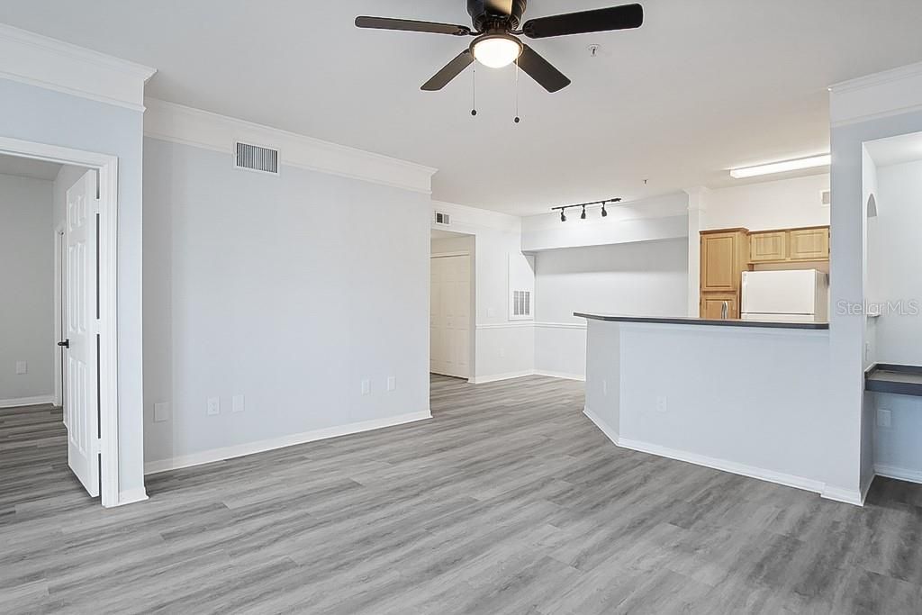 For Sale: $159,900 (1 beds, 1 baths, 945 Square Feet)