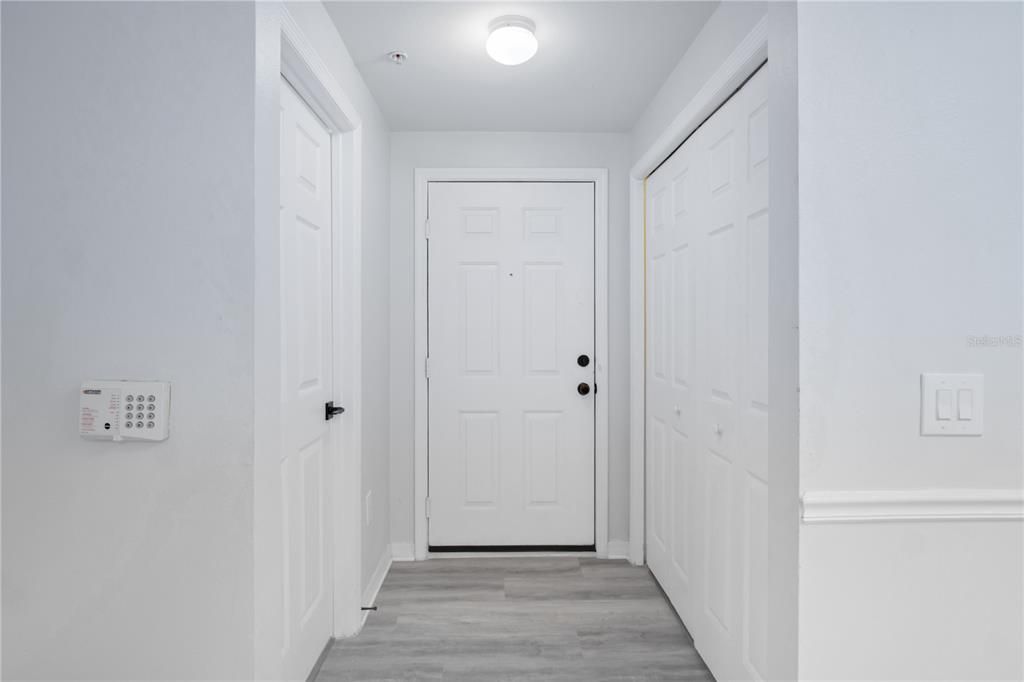 For Sale: $159,900 (1 beds, 1 baths, 945 Square Feet)