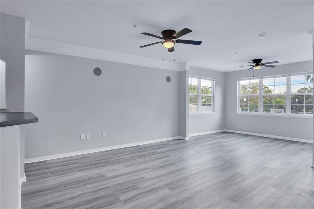 For Sale: $159,900 (1 beds, 1 baths, 945 Square Feet)