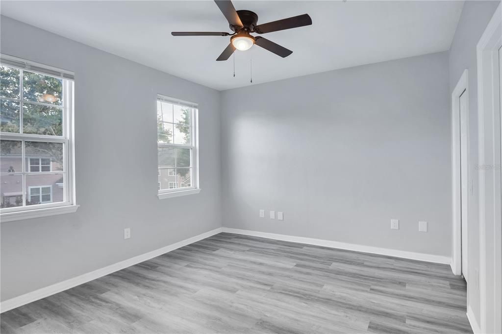 For Sale: $159,900 (1 beds, 1 baths, 945 Square Feet)