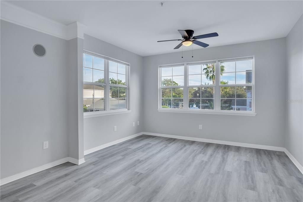 For Sale: $159,900 (1 beds, 1 baths, 945 Square Feet)