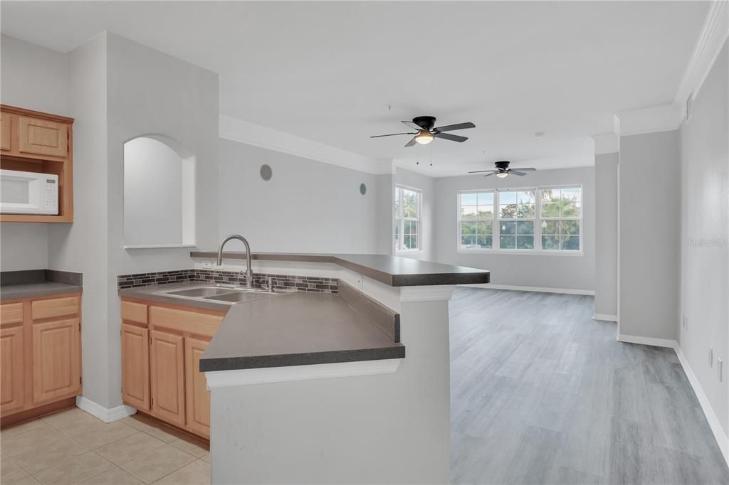 For Sale: $159,900 (1 beds, 1 baths, 945 Square Feet)