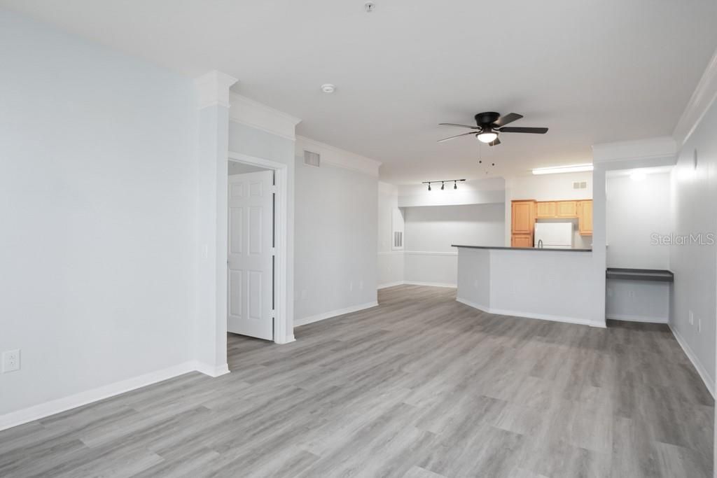 For Sale: $159,900 (1 beds, 1 baths, 945 Square Feet)