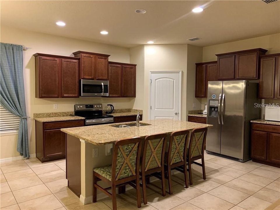 出租: $3,199 (4 贝兹, 3 浴室, 2477 平方英尺)