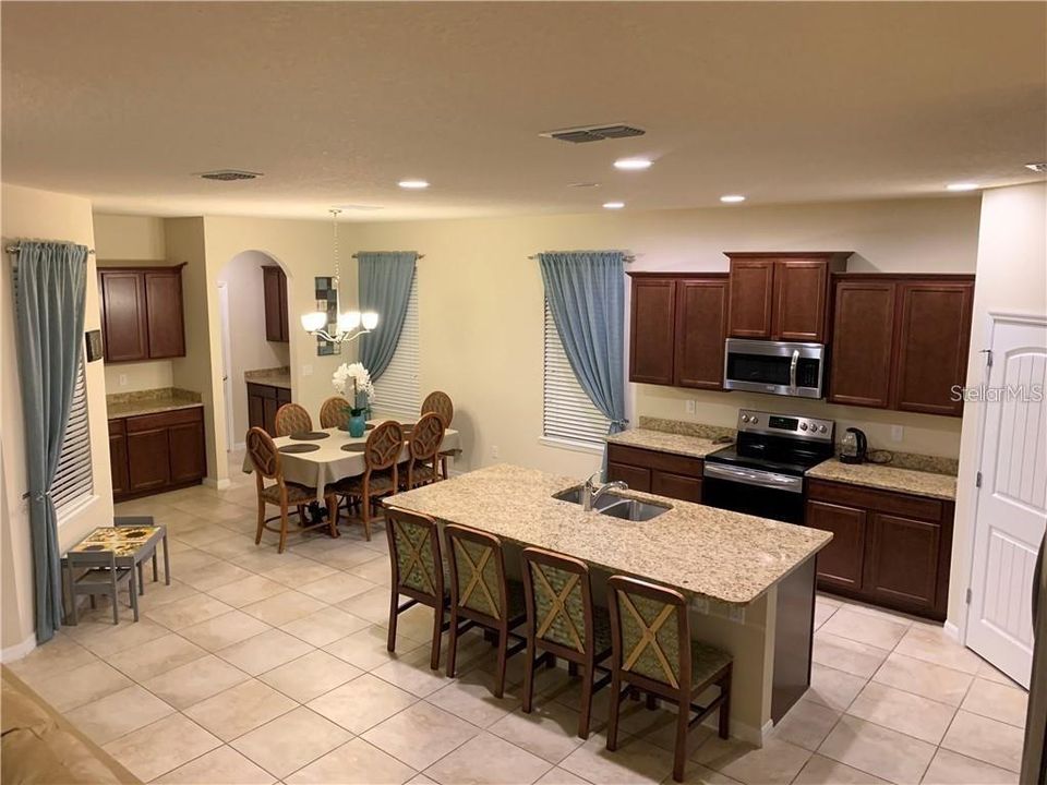 出租: $3,199 (4 贝兹, 3 浴室, 2477 平方英尺)