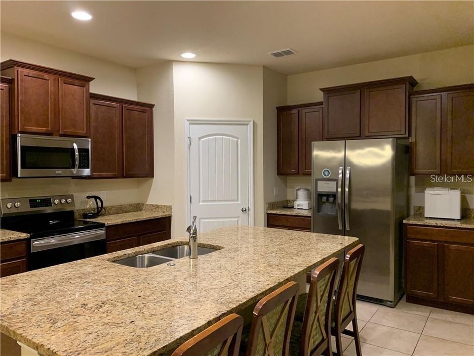 出租: $3,199 (4 贝兹, 3 浴室, 2477 平方英尺)