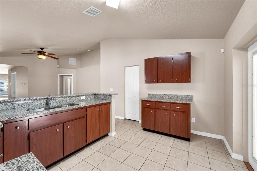 待售: $259,900 (3 贝兹, 2 浴室, 1437 平方英尺)