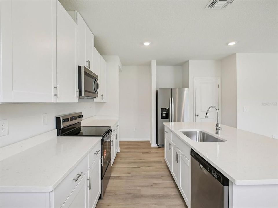 На продажу: $319,620 (4 спален, 2 ванн, 1607 Квадратных фут)