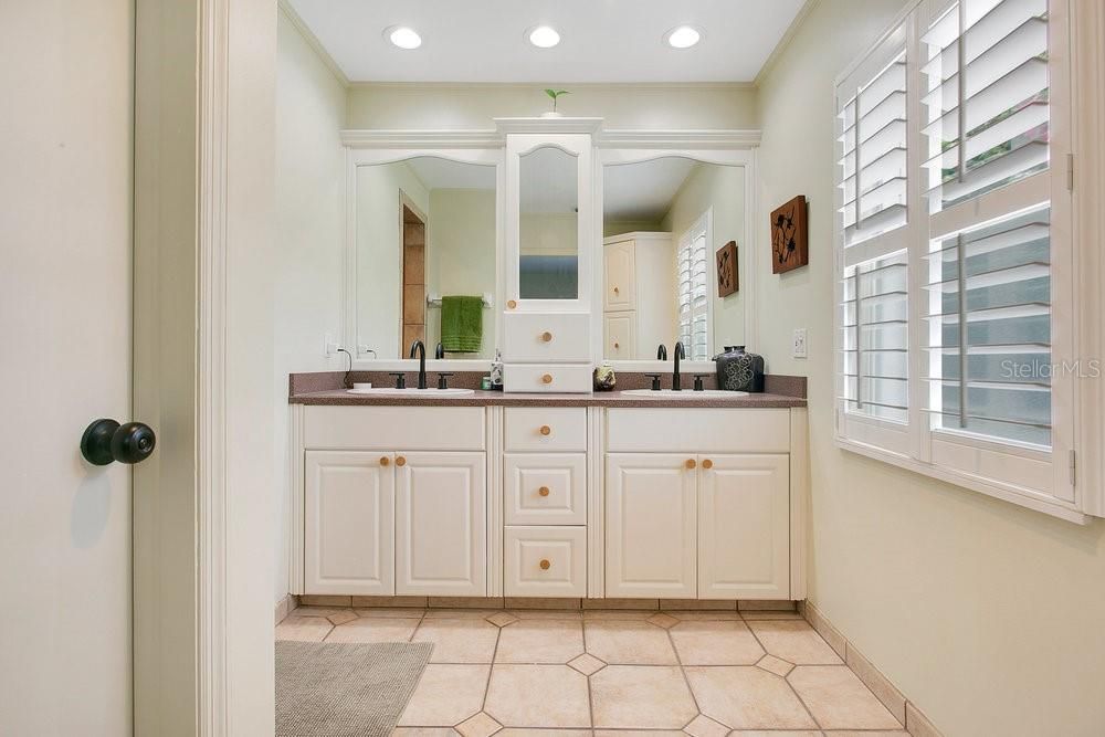 For Sale: $699,000 (4 beds, 2 baths, 2536 Square Feet)