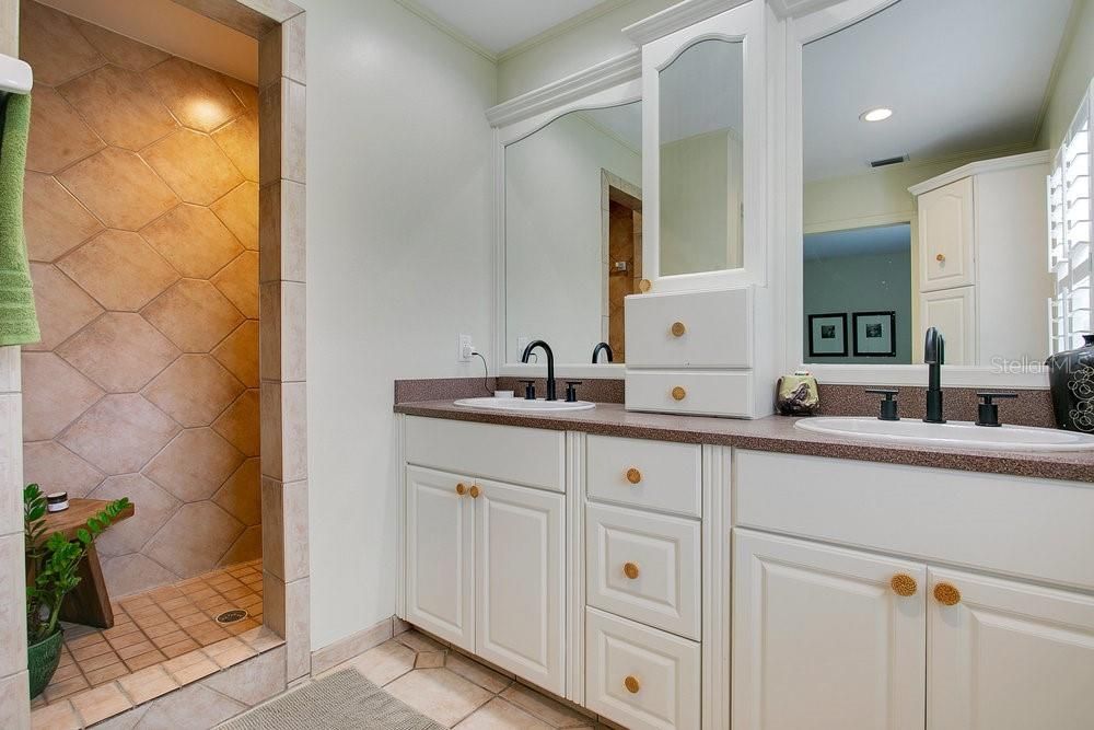 For Sale: $699,000 (4 beds, 2 baths, 2536 Square Feet)