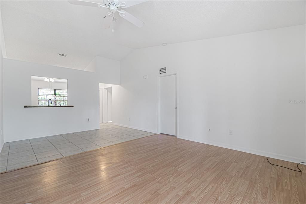 Active With Contract: $185,000 (2 beds, 2 baths, 852 Square Feet)