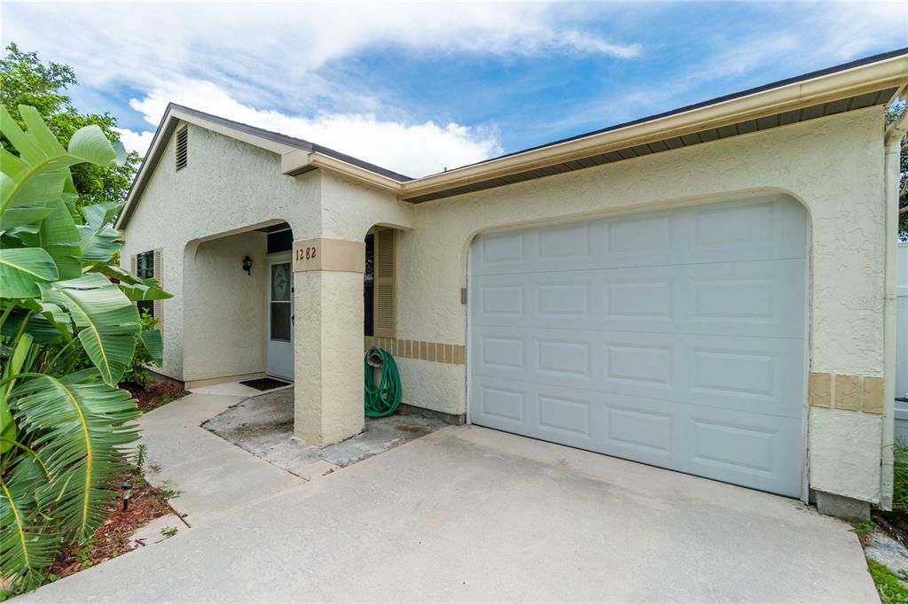 Active With Contract: $185,000 (2 beds, 2 baths, 852 Square Feet)