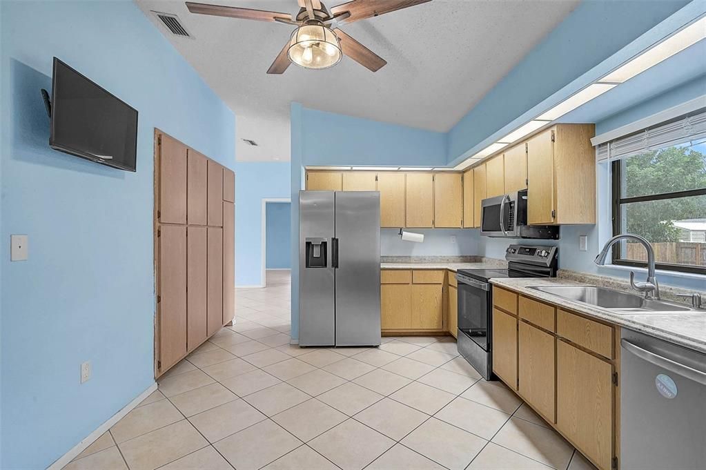 For Sale: $229,900 (2 beds, 2 baths, 1322 Square Feet)