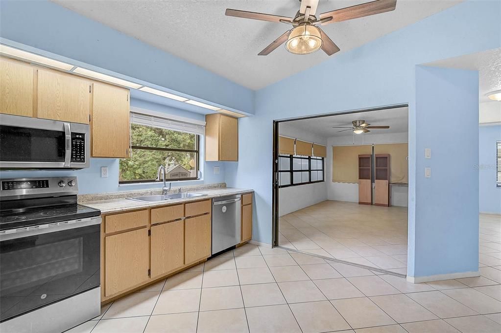 For Sale: $229,900 (2 beds, 2 baths, 1322 Square Feet)