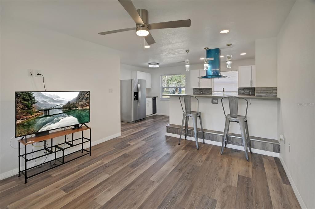 待售: $284,900 (4 贝兹, 2 浴室, 1038 平方英尺)