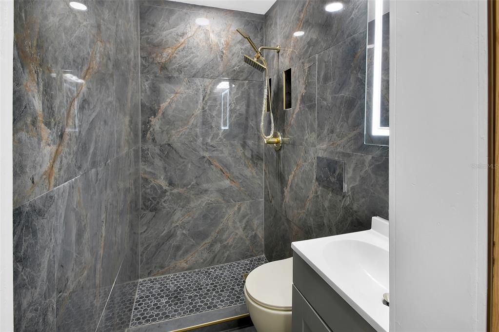 待售: $284,900 (4 贝兹, 2 浴室, 1038 平方英尺)