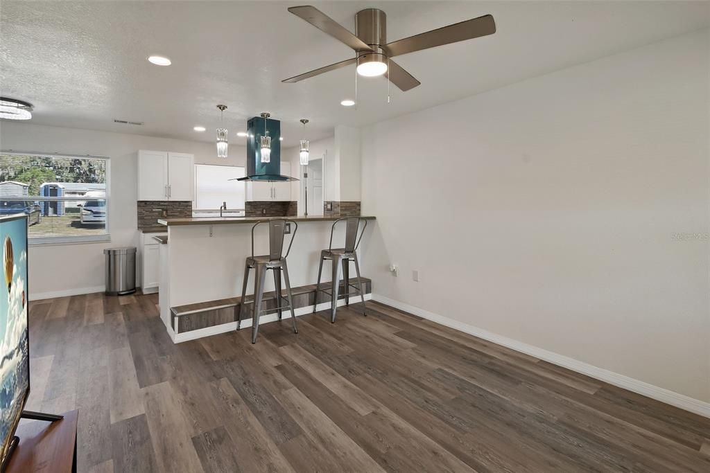 待售: $284,900 (4 贝兹, 2 浴室, 1038 平方英尺)