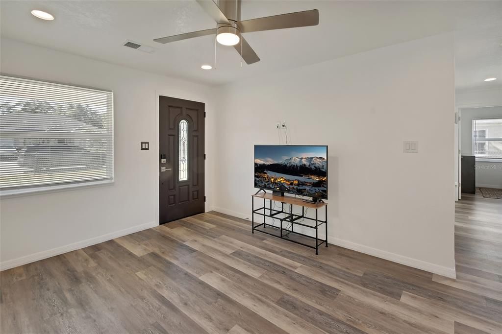 待售: $284,900 (4 贝兹, 2 浴室, 1038 平方英尺)