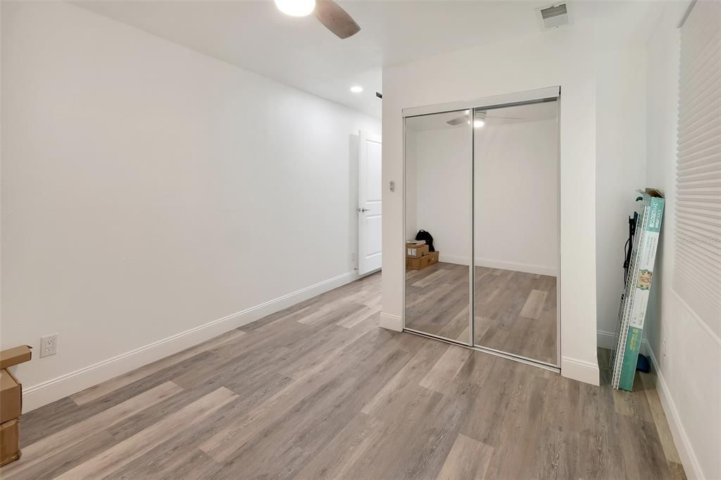 待售: $284,900 (4 贝兹, 2 浴室, 1038 平方英尺)