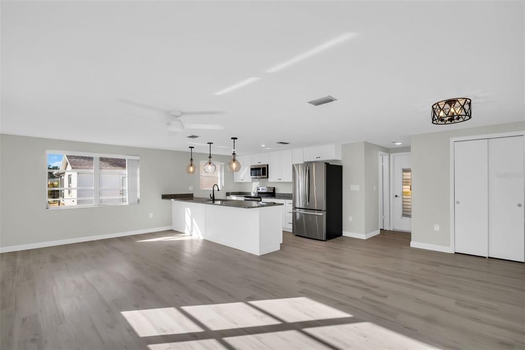 For Sale: $299,900 (2 beds, 2 baths, 1504 Square Feet)