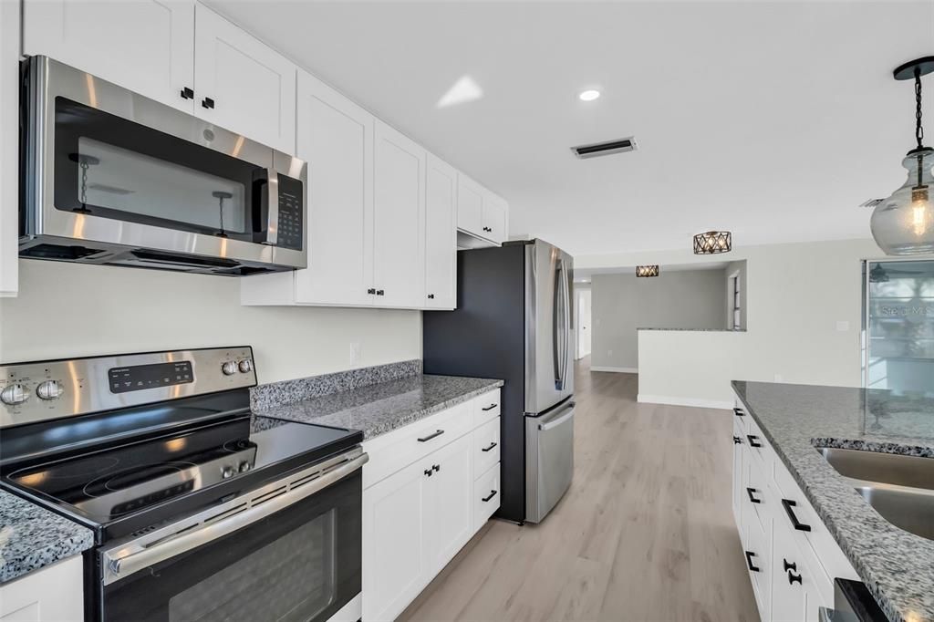 For Sale: $299,900 (2 beds, 2 baths, 1504 Square Feet)