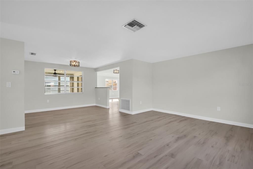 For Sale: $299,900 (2 beds, 2 baths, 1504 Square Feet)