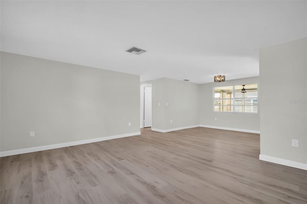 For Sale: $299,900 (2 beds, 2 baths, 1504 Square Feet)