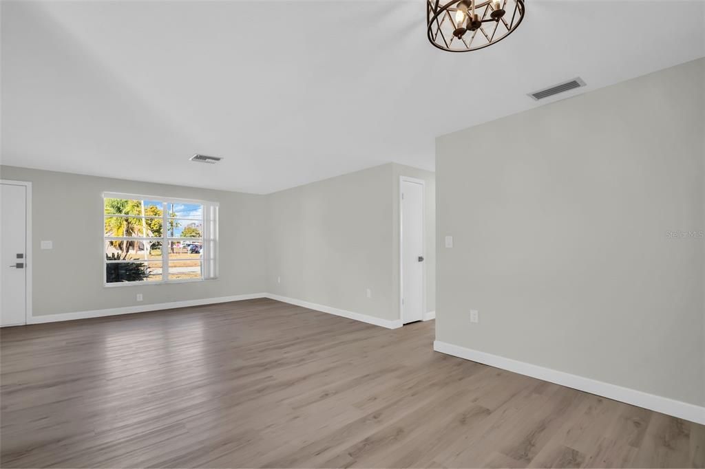 For Sale: $299,900 (2 beds, 2 baths, 1504 Square Feet)